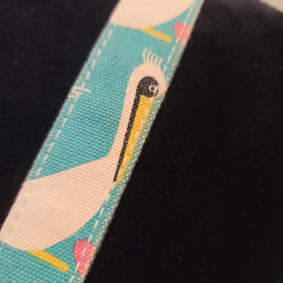 Bungalow 360 crossbody with adorable pelican print - Picture 3 of 10